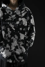 Load image into Gallery viewer, mastermind JAPAN SWEAT HOODIE / BLEACH & TIE DYE (BLACK x WHITE)
