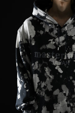 Load image into Gallery viewer, mastermind JAPAN SWEAT HOODIE / BLEACH & TIE DYE (BLACK x WHITE)