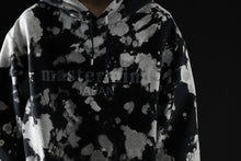 Load image into Gallery viewer, mastermind JAPAN SWEAT HOODIE / BLEACH & TIE DYE (BLACK x WHITE)