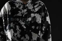 Load image into Gallery viewer, mastermind JAPAN SWEAT HOODIE / BLEACH & TIE DYE (BLACK x WHITE)