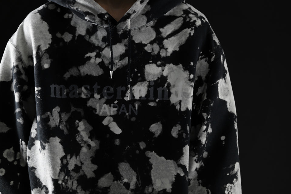 Load image into Gallery viewer, mastermind JAPAN SWEAT HOODIE / BLEACH & TIE DYE (BLACK x WHITE)