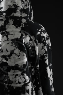 Load image into Gallery viewer, mastermind JAPAN SWEAT HOODIE / BLEACH & TIE DYE (BLACK x WHITE)