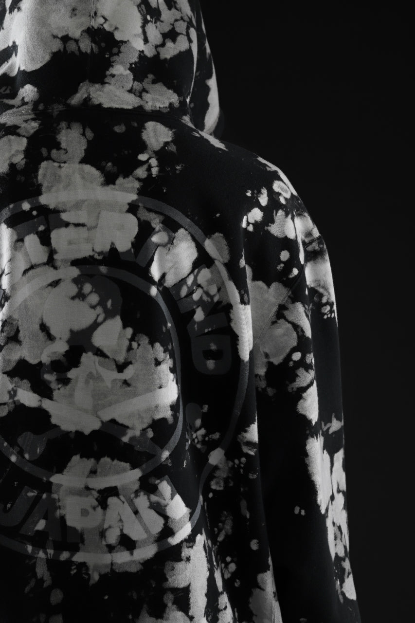 Load image into Gallery viewer, mastermind JAPAN SWEAT HOODIE / BLEACH & TIE DYE (BLACK x WHITE)