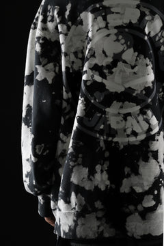 Load image into Gallery viewer, mastermind JAPAN SWEAT HOODIE / BLEACH & TIE DYE (BLACK x WHITE)