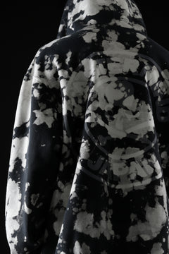 Load image into Gallery viewer, mastermind JAPAN SWEAT HOODIE / BLEACH & TIE DYE (BLACK x WHITE)