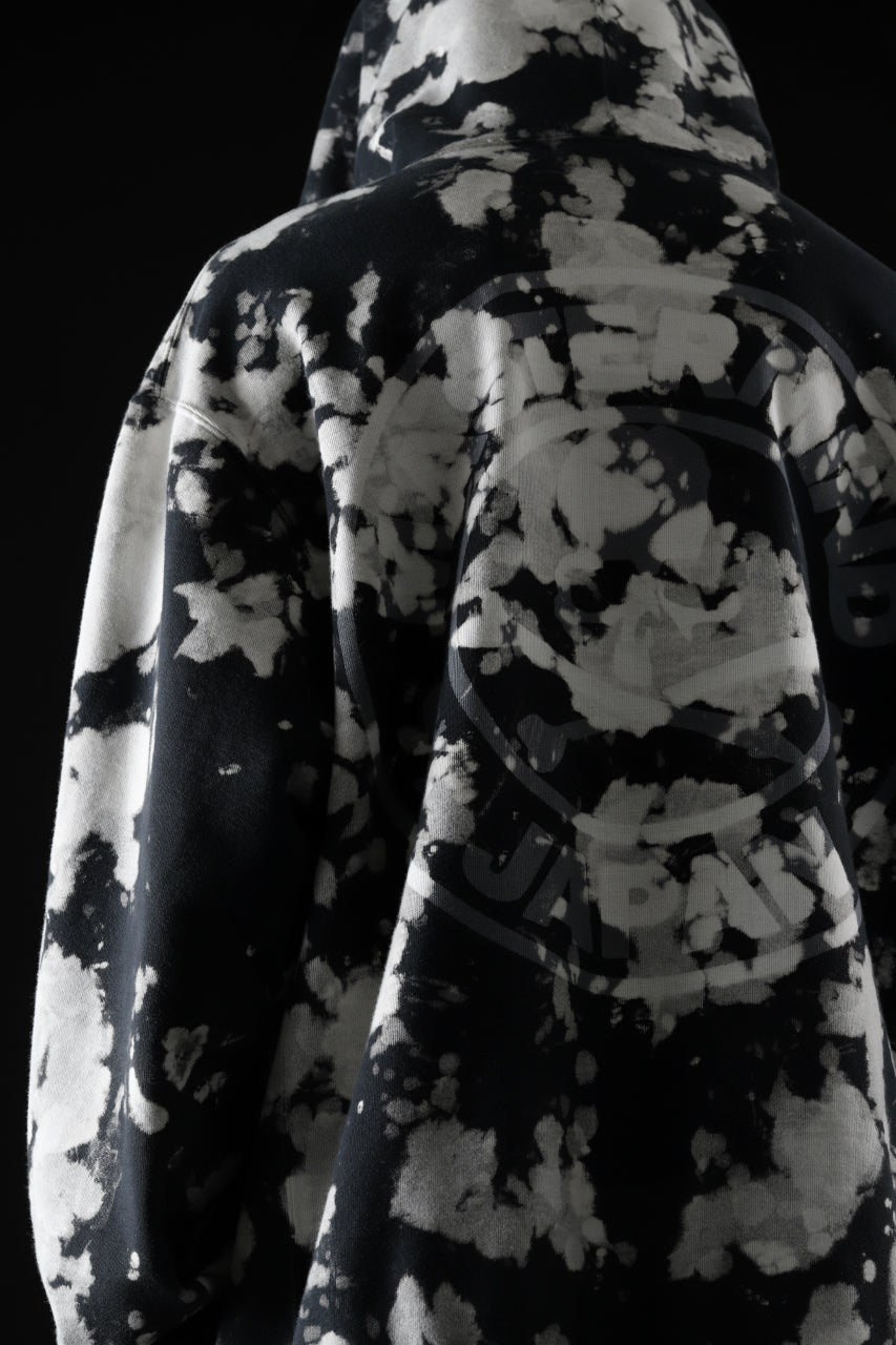 Load image into Gallery viewer, mastermind JAPAN SWEAT HOODIE / BLEACH & TIE DYE (BLACK x WHITE)