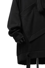 画像をギャラリービューアに読み込む, SOSNOVSKA exclusive SHIFTED POCKET SWEATER (BLACK)