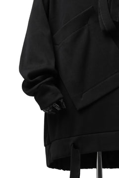 画像をギャラリービューアに読み込む, SOSNOVSKA exclusive SHIFTED POCKET SWEATER (BLACK)