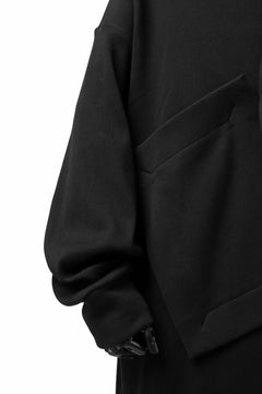 画像をギャラリービューアに読み込む, SOSNOVSKA exclusive SHIFTED POCKET SWEATER (BLACK)
