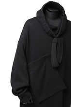 画像をギャラリービューアに読み込む, SOSNOVSKA exclusive SHIFTED POCKET SWEATER (BLACK)