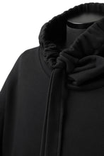 画像をギャラリービューアに読み込む, SOSNOVSKA exclusive SHIFTED POCKET SWEATER (BLACK)