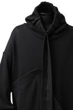 画像をギャラリービューアに読み込む, SOSNOVSKA exclusive SHIFTED POCKET SWEATER (BLACK)