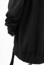 画像をギャラリービューアに読み込む, SOSNOVSKA exclusive SHIFTED POCKET SWEATER (BLACK)
