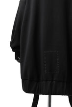 画像をギャラリービューアに読み込む, SOSNOVSKA exclusive SHIFTED POCKET SWEATER (BLACK)