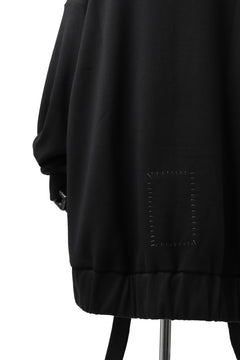 画像をギャラリービューアに読み込む, SOSNOVSKA exclusive SHIFTED POCKET SWEATER (BLACK)