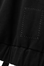 画像をギャラリービューアに読み込む, SOSNOVSKA exclusive SHIFTED POCKET SWEATER (BLACK)