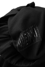 画像をギャラリービューアに読み込む, SOSNOVSKA exclusive SHIFTED POCKET SWEATER (BLACK)