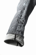 画像をギャラリービューアに読み込む, DEFORMATER.® &quot;SPLASH&quot; SLIM FIT JEANS WITH FLAP DETAIL / VERTICAL DENIM (ASPHALT)