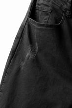 画像をギャラリービューアに読み込む, thomkrom OVER LOCK SLIM CROPPED PANTS / DAMAGE STRETCH DENIM (BLACK)