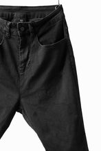 画像をギャラリービューアに読み込む, thomkrom OVER LOCK SLIM CROPPED PANTS / DAMAGE STRETCH DENIM (BLACK)