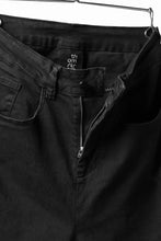 画像をギャラリービューアに読み込む, thomkrom OVER LOCK SLIM CROPPED PANTS / DAMAGE STRETCH DENIM (BLACK)