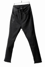 画像をギャラリービューアに読み込む, thomkrom OVER LOCK SLIM CROPPED PANTS / DAMAGE STRETCH DENIM (BLACK)