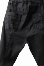 画像をギャラリービューアに読み込む, thomkrom OVER LOCK SLIM CROPPED PANTS / DAMAGE STRETCH DENIM (BLACK)