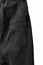 画像をギャラリービューアに読み込む, thomkrom OVER LOCK SLIM CROPPED PANTS / DAMAGE STRETCH DENIM (BLACK)