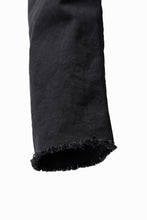 画像をギャラリービューアに読み込む, thomkrom OVER LOCK SLIM CROPPED PANTS / DAMAGE STRETCH DENIM (BLACK)