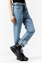 Load image into Gallery viewer, FACETASM CROPPED PRINT DENIM PANTS (INDIGO)