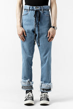 Load image into Gallery viewer, FACETASM CROPPED PRINT DENIM PANTS (INDIGO)