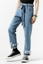 Load image into Gallery viewer, FACETASM CROPPED PRINT DENIM PANTS (INDIGO)
