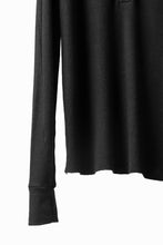 画像をギャラリービューアに読み込む, thomkrom HENRY NECK SWEATER TOPS / OVERLOCK STITCHED (BLACK)