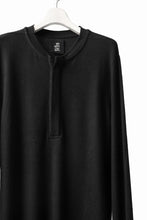 画像をギャラリービューアに読み込む, thomkrom HENRY NECK SWEATER TOPS / OVERLOCK STITCHED (BLACK)