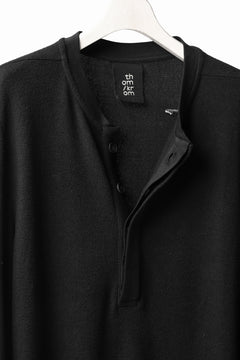画像をギャラリービューアに読み込む, thomkrom HENRY NECK SWEATER TOPS / OVERLOCK STITCHED (BLACK)