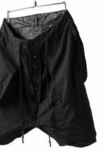 画像をギャラリービューアに読み込む, 11 BY BORIS BIDJAN SABERI CARGO POCKET SHORTS "P20-F1482" (STRETCH COTTON / BLACK COATED)