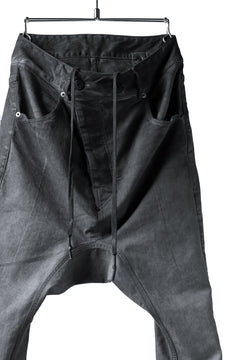 画像をギャラリービューアに読み込む, 11 BY BORIS BIDJAN SABERI LOW-DROPPED CROTCH BAGGY PANT "P4C-F-1481" (STRETCH DENIM / DIRTY GREY)