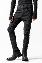 画像をギャラリービューアに読み込む, thomkrom OVER LOCKED SKINNY TROUSERS /  HYPER STRETCH DENIM (BLACK)