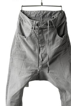 画像をギャラリービューアに読み込む, 11 BY BORIS BIDJAN SABERI LOW-DROPPED CROTCH BAGGY PANT "P4C-F-1481" (STRETCH DENIM / ICE GREY)