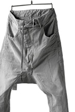 画像をギャラリービューアに読み込む, 11 BY BORIS BIDJAN SABERI LOW-DROPPED CROTCH BAGGY PANT "P4C-F-1481" (STRETCH DENIM / ICE GREY)