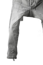 画像をギャラリービューアに読み込む, 11 BY BORIS BIDJAN SABERI LOW-DROPPED CROTCH BAGGY PANT "P4C-F-1481" (STRETCH DENIM / ICE GREY)