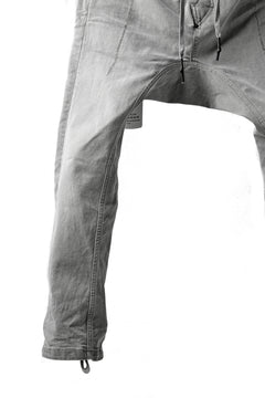 画像をギャラリービューアに読み込む, 11 BY BORIS BIDJAN SABERI LOW-DROPPED CROTCH BAGGY PANT "P4C-F-1481" (STRETCH DENIM / ICE GREY)