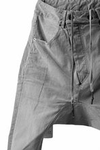 画像をギャラリービューアに読み込む, 11 BY BORIS BIDJAN SABERI LOW-DROPPED CROTCH BAGGY PANT "P4C-F-1481" (STRETCH DENIM / ICE GREY)