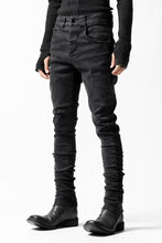 画像をギャラリービューアに読み込む, thomkrom OVER LOCKED SKINNY TROUSERS /  HYPER STRETCH DENIM (BLACK)