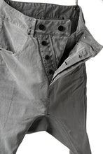 画像をギャラリービューアに読み込む, 11 BY BORIS BIDJAN SABERI LOW-DROPPED CROTCH BAGGY PANT "P4C-F-1481" (STRETCH DENIM / ICE GREY)