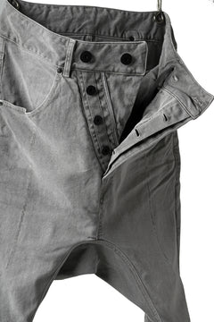 画像をギャラリービューアに読み込む, 11 BY BORIS BIDJAN SABERI LOW-DROPPED CROTCH BAGGY PANT "P4C-F-1481" (STRETCH DENIM / ICE GREY)