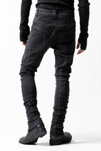 画像をギャラリービューアに読み込む, thomkrom OVER LOCKED SKINNY TROUSERS /  HYPER STRETCH DENIM (BLACK)