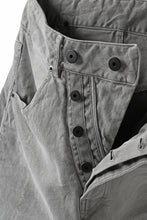 画像をギャラリービューアに読み込む, 11 BY BORIS BIDJAN SABERI LOW-DROPPED CROTCH BAGGY PANT "P4C-F-1481" (STRETCH DENIM / ICE GREY)