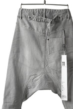 画像をギャラリービューアに読み込む, 11 BY BORIS BIDJAN SABERI LOW-DROPPED CROTCH BAGGY PANT "P4C-F-1481" (STRETCH DENIM / ICE GREY)