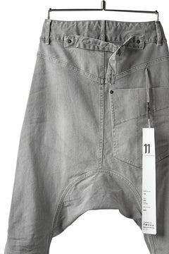 画像をギャラリービューアに読み込む, 11 BY BORIS BIDJAN SABERI LOW-DROPPED CROTCH BAGGY PANT "P4C-F-1481" (STRETCH DENIM / ICE GREY)